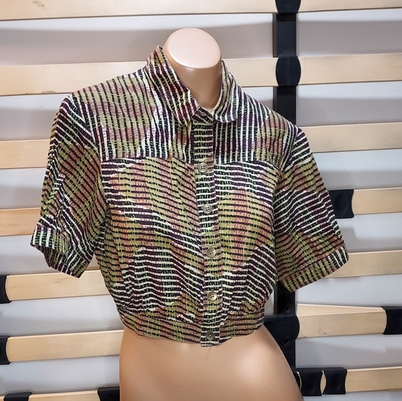 Urban Outfitters Tropical Camo Cropped Button Down Shirt. - Picture 4 of 5